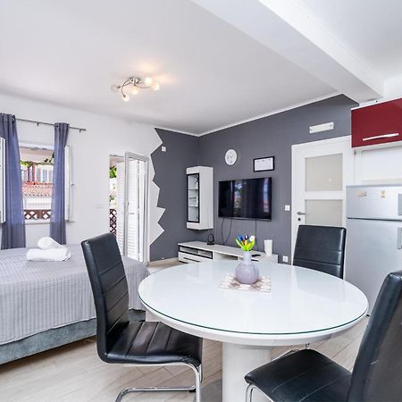 Feather Studio Apartment - Free Private Parking - Self Check-In Ντουμπρόβνικ Εξωτερικό φωτογραφία